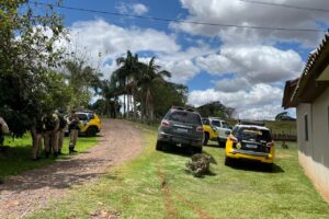 Homem ameaça companheira com arma, foge de abordagem da PM e termina baleado na região