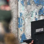 Homem armado invade escola em Curitiba e crianças são mantidas no local; polícia negocia saída