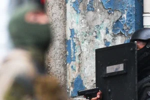 Homem armado invade escola em Curitiba e crianças são mantidas no local; polícia negocia saída