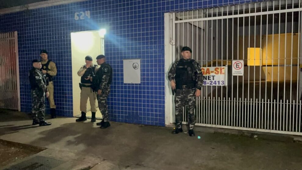 Homem armado invade prédio e mobiliza PM e Choque na Zona 7, em Maringá