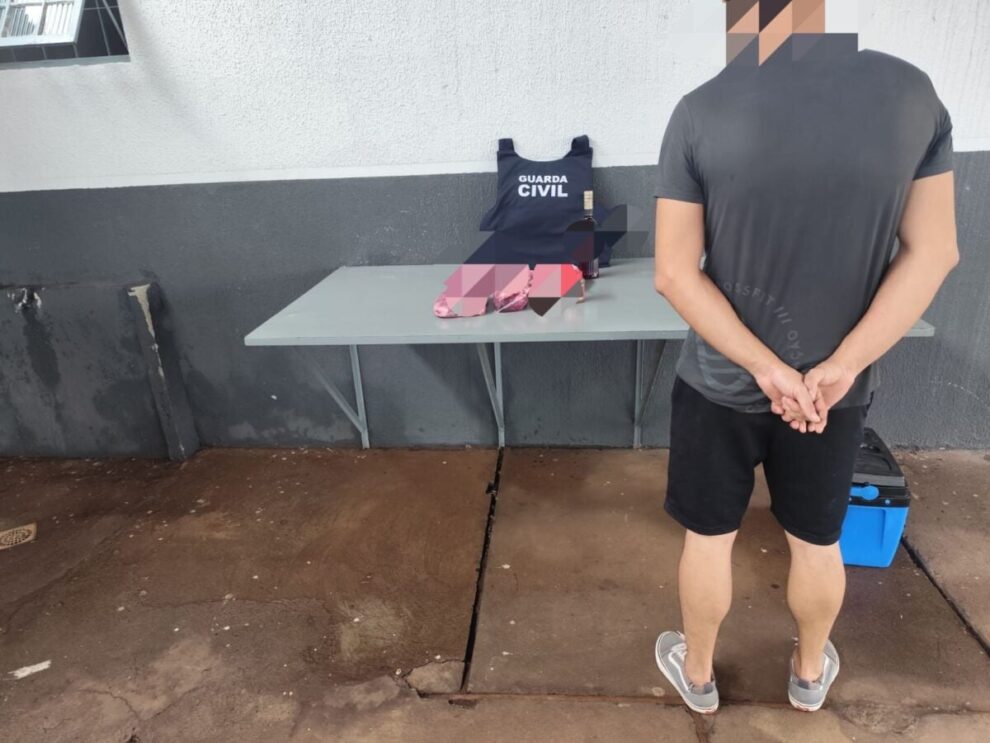 Homem é preso ao tentar furtar carnes e bebidas em Maringá