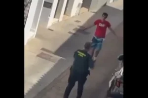 Homem é preso após matar os pais com halter na Espanha