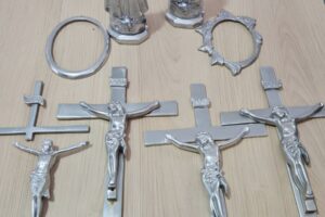 Homem é preso por furtar crucifixos e imagens de Nossa Senhora de túmulos na região de Maringá