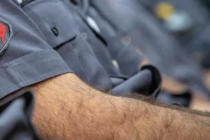 Homem em surto morre após ser contido e algemado por PMs no centro de São Paulo