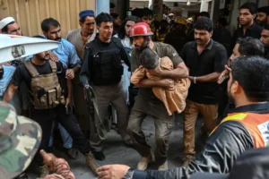 Imagens do desabamento no Paquistão que deixou 34 crianças mortas