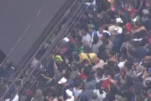 Inauguração de loja popular causa tumulto e fecha vias no Brás, em SP