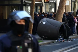 Jovem de 15 anos perde a mão em explosão durante protestos em França