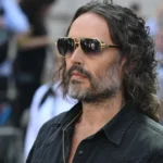 Julgamento de Russell Brand exibe fala de mulher que o acusa de estupro
