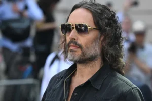 Julgamento de Russell Brand exibe fala de mulher que o acusa de estupro