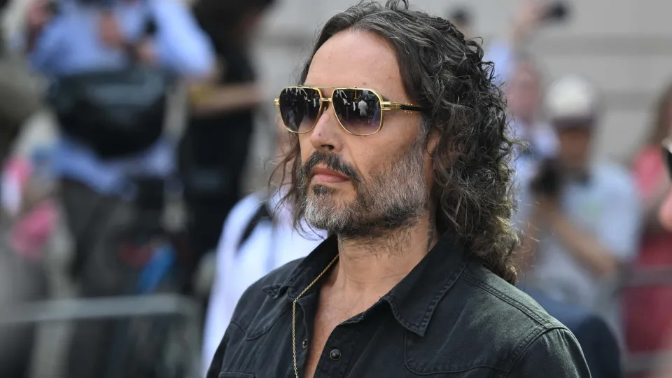 Julgamento de Russell Brand exibe fala de mulher que o acusa de estupro