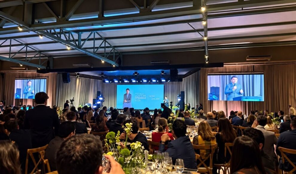 Julio César Samorano Filho recebe Prêmio Jovem Empreendedor 2026