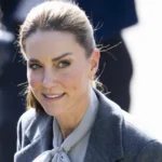 Kate Middleton e a princesa Charlotte são filmadas no metrô de Londres, no Reino Unido