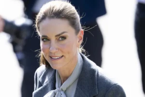 Kate Middleton e a princesa Charlotte são filmadas no metrô de Londres, no Reino Unido