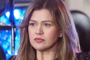 Kelly Clarkson se revolta com loja e acusa funcionário de mentir