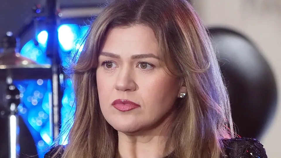 Kelly Clarkson se revolta com loja e acusa funcionário de mentir