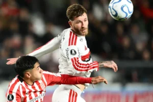 Léo Pereira critica campo em La Plata, mas considera bom o empate diante do Estudiantes