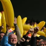 Liverpool-Manchester City foi invadido por bananas. Qual a explicação?