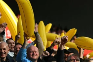 Liverpool-Manchester City foi invadido por bananas. Qual a explicação?