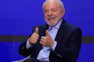 Lula diz carregar 'promiscuidade' do STF na campanha e chama Flávio Bolsonaro de 'cara do sistema'