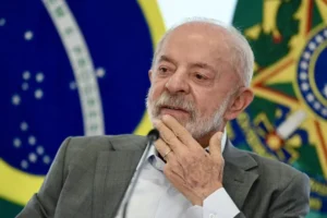 Lula diz que governo discute com BC proibição a cartão de crédito extra para a clientes