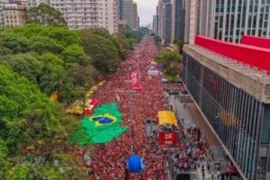 Lula reúne multidão histórica em SP e pede mobilização para o 2º turno