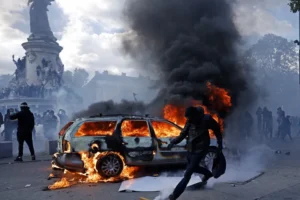 Manifestantes provocam incêndios e danificam edifícios em cidades francesas