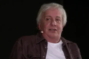 Marco Nanini é vaiado após interrupção de peça por problema com intérprete de Libras