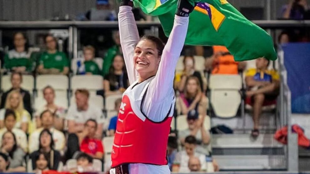 Maria Clara Pacheco é campeã da 3ª etapa do Grand Prix, em Paris
