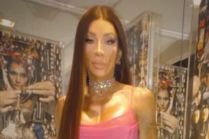 Maya Massafera aparece de topless e chama atenção por detalhe íntimo