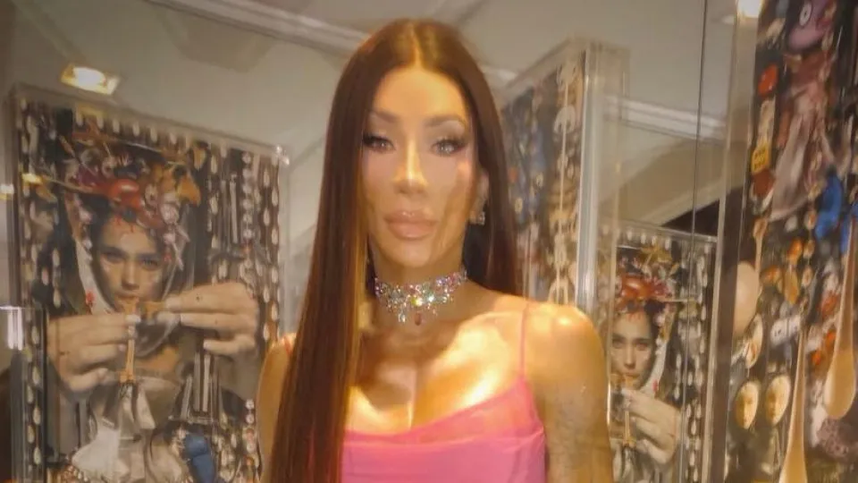 Maya Massafera aparece de topless e chama atenção por detalhe íntimo