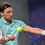 Medvedev é desclassificado após dar bolada em espectador, e Djokovic avança à final na China