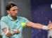 Medvedev é desclassificado após dar bolada em espectador, e Djokovic avança à final na China