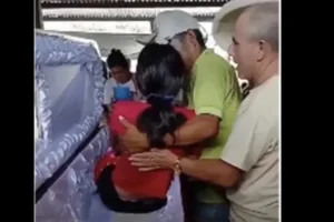Menina de 15 anos acorda dentro do caixão durante o próprio velório