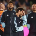 Messi dá adeus à Argentina sob lágrimas e festa no Monumental