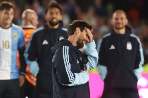 Messi dá adeus à Argentina sob lágrimas e festa no Monumental
