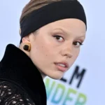 Mia Goth critica Instagram por permitir publicação de selfie falsa feita com IA