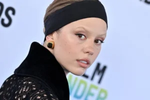 Mia Goth critica Instagram por permitir publicação de selfie falsa feita com IA