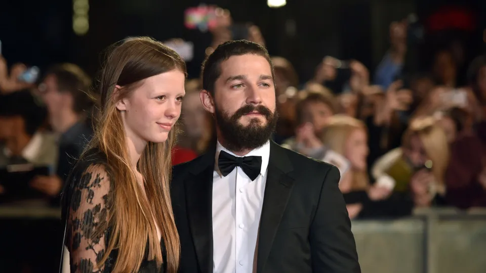 Mia Goth pede divórcio de Shia LaBeouf após polêmicas do ator