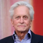 Michael Douglas diz que, em briga, mandou Julia Roberts enfiar o Globo de Ouro 'onde o sol nunca brilha'