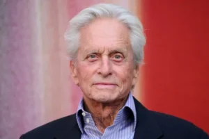 Michael Douglas diz que, em briga, mandou Julia Roberts enfiar o Globo de Ouro 'onde o sol nunca brilha'