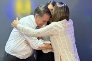 Michelle Bolsonaro celebra 16 anos da filha Laura: "Nossa herança"