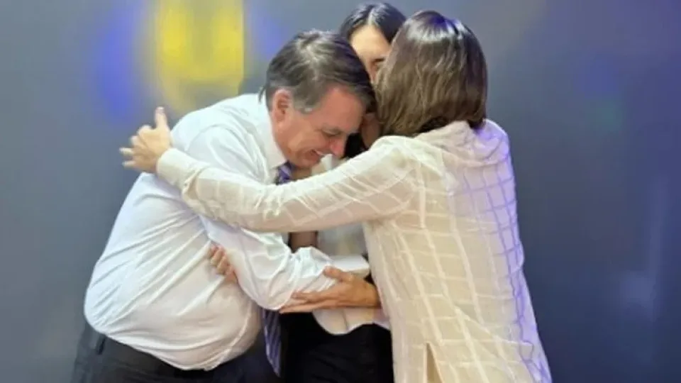 Michelle Bolsonaro celebra 16 anos da filha Laura: "Nossa herança"