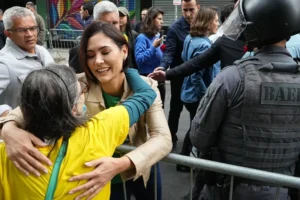 Michelle Bolsonaro discute com eleitora da oposição em votação em Brasília