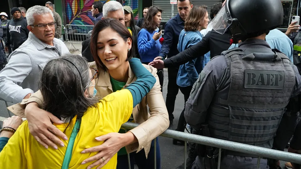 Michelle Bolsonaro discute com eleitora da oposição em votação em Brasília