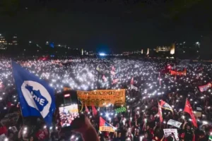 Milhares de estudantes tomam a Esplanada em apoio a Lula