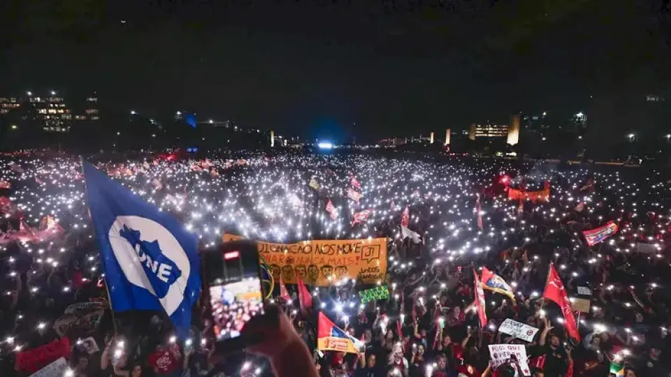 Milhares de estudantes tomam a Esplanada em apoio a Lula