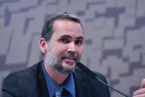 Ministro diz que Lula fará ajuste das contas em 4 anos e vê 'conversa fiada' de Flávio