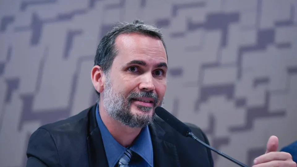Ministro diz que Lula fará ajuste das contas em 4 anos e vê 'conversa fiada' de Flávio