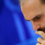 Moraes determina início de pena de Eduardo Bolsonaro e cancela passaportes