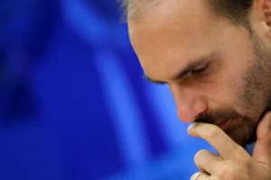 Moraes determina início de pena de Eduardo Bolsonaro e cancela passaportes